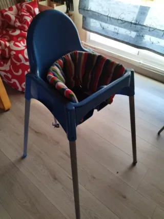 Trona azul con arnés