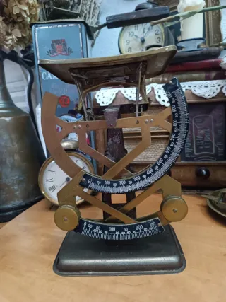 Antigua báscula de cartas francesa