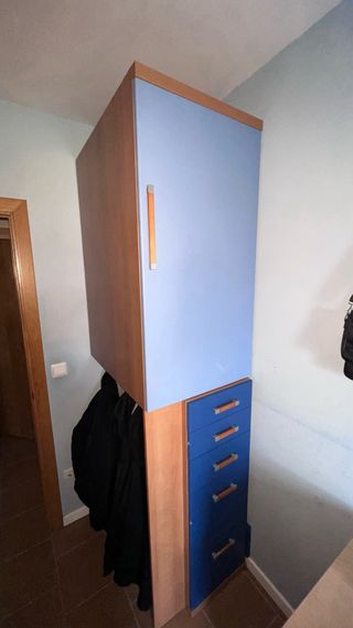 Armario modular azul y madera