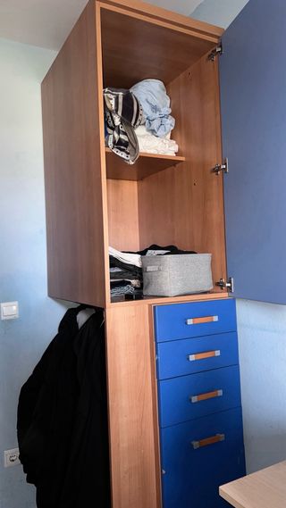 Armario modular azul y madera