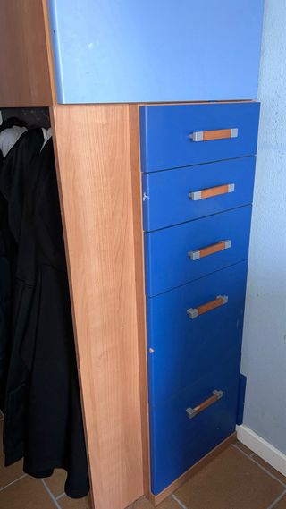 Armario modular azul y madera
