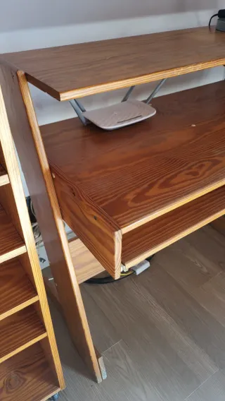 Mesa de ordenador de madera