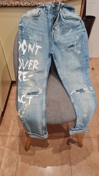 Pantalón vaquero hombre Rotos y letras