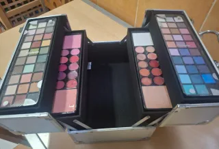 Maletín de maquillaje plateado.  Medidas 30x20x21