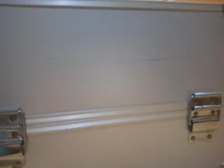 Maletín de maquillaje plateado.  Medidas 30x20x21