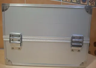 Maletín de maquillaje plateado.  Medidas 30x20x21