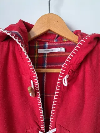 Chaqueta roja con capucha y detalles