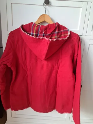 Chaqueta roja con capucha y detalles