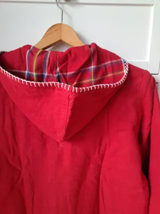 Chaqueta roja con capucha y detalles