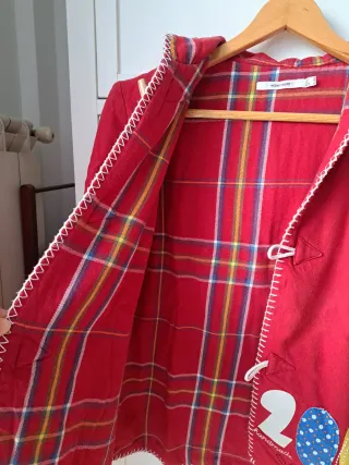 Chaqueta roja con capucha y detalles