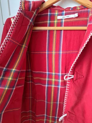 Chaqueta roja con capucha y detalles