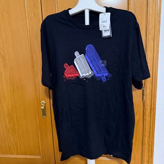 Camiseta negra con estampado de helados