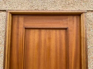Puerta de madera sapelly