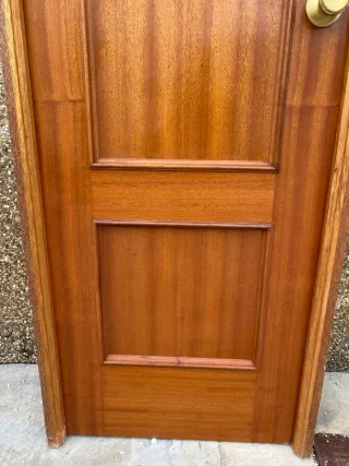 Puerta de madera sapelly