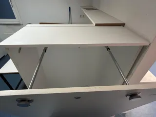 Mesa de oficina blanca robusta. 160x70 y 73 alto.