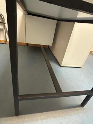 Mesa de oficina blanca robusta. 160x70 y 73 alto.