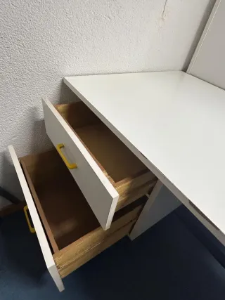 Mesa de oficina blanca robusta. 160x70 y 73 alto.