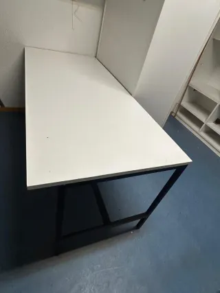 Mesa de oficina blanca robusta. 160x70 y 73 alto.
