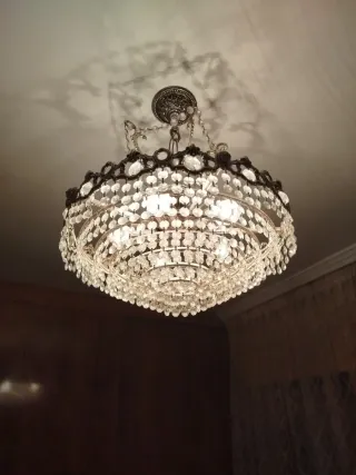 Lámpara de araña con cristales.