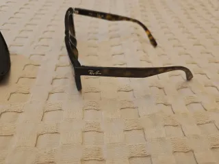 Gafas de sol Ray-Ban negras y marrones