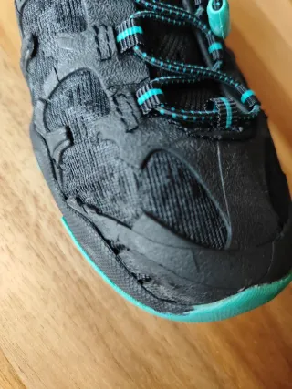 Calzado deportivo Merrell negro y turquesa