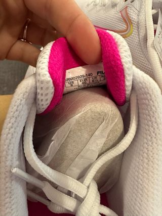 Zapatillas Fila Blancas y Rosas