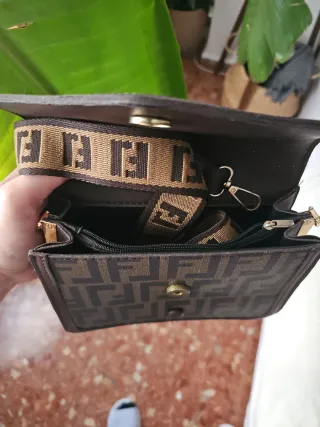 Bolso Fenli Marrón con Cadena Dorada