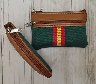 OFERTA. MONEDERO VERDE LONA / POLIPIEL CON BANDERA