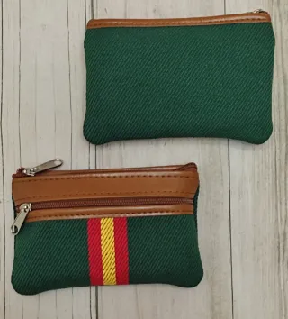 OFERTA. MONEDERO VERDE LONA / POLIPIEL CON BANDERA