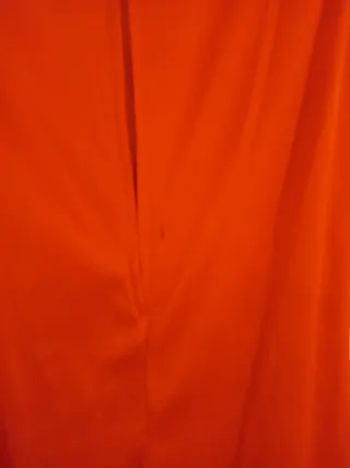 Disfraz rojo con detalles dorados