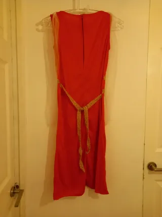 Disfraz rojo con detalles dorados