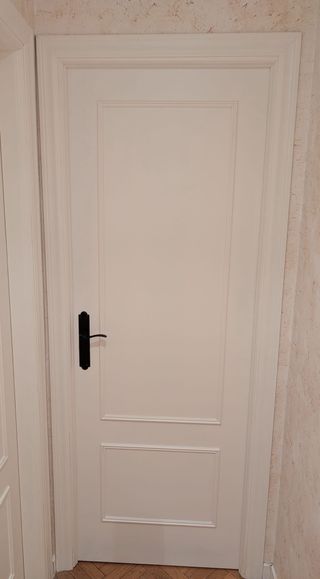 Puerta interior blanca con molduras