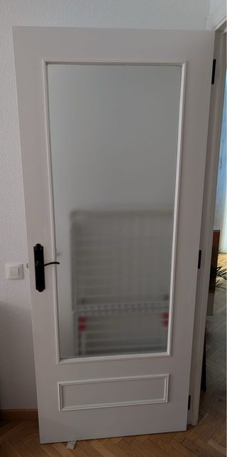 Puerta interior blanca con molduras