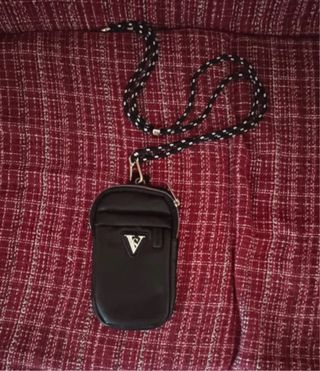 Bolso negro con correa