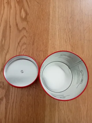 Barattolo rosso decorato