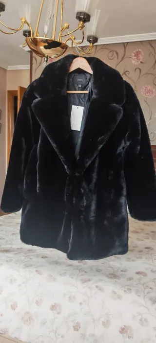 Abrigo pelo corto Zara negro talla S