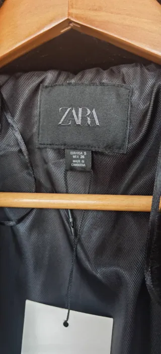 Abrigo pelo corto Zara negro talla S