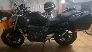 Yamaha FZ6 S2 Negra con Maletas Givi