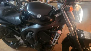 Yamaha FZ6 S2 Negra con Maletas Givi