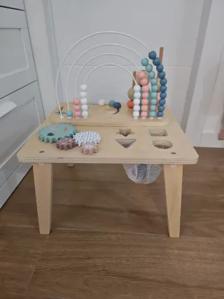 Mesa de actividades para bebé
