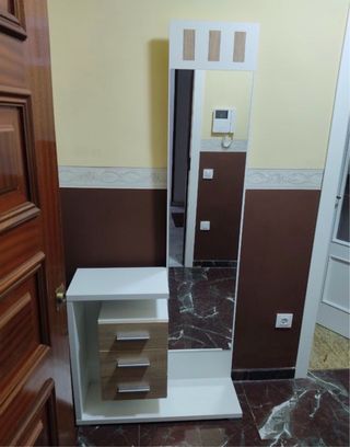 Mueble recibidor blanco y madera