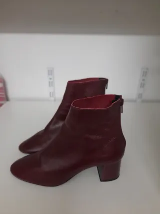 Botines de tacón color vino