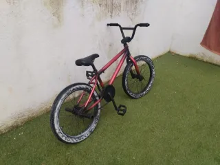 Bicicleta BMX roja