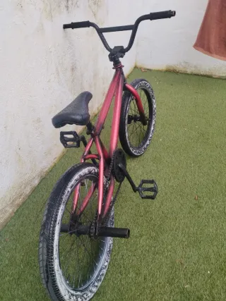 Bicicleta BMX roja