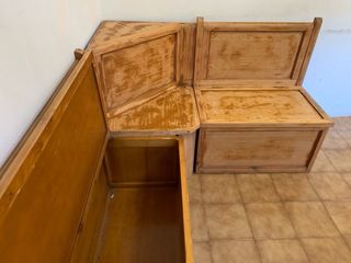 Banco esquinero de madera de pino