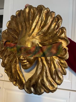 Pannello decorativo dorato volto a forma di sole