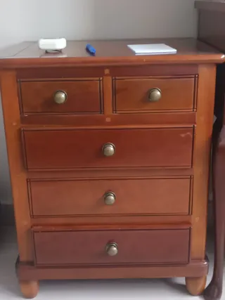 Mesita de noche de cerezo