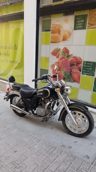 Moto Suzuki Cruiser Negra y Plateada