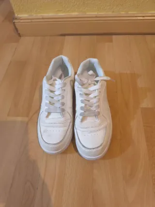 Zapatillas blancas niño