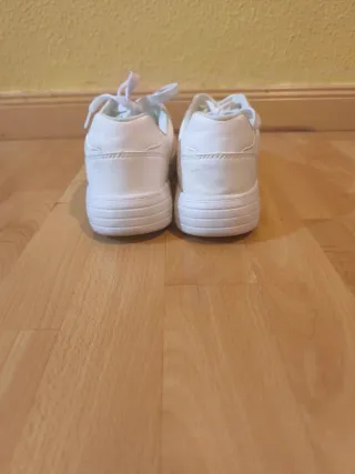 Zapatillas blancas niño